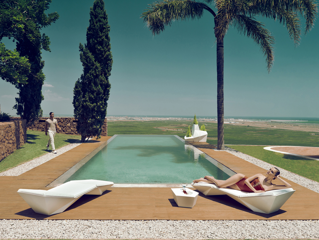 faz-planter-white-vondom-core-furniture-lifestyle-1
