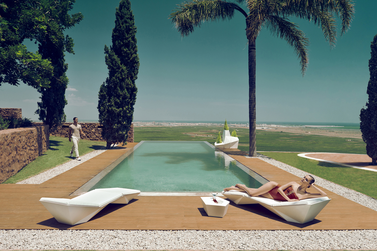 faz-planter-white-vondom-core-furniture-lifestyle-1