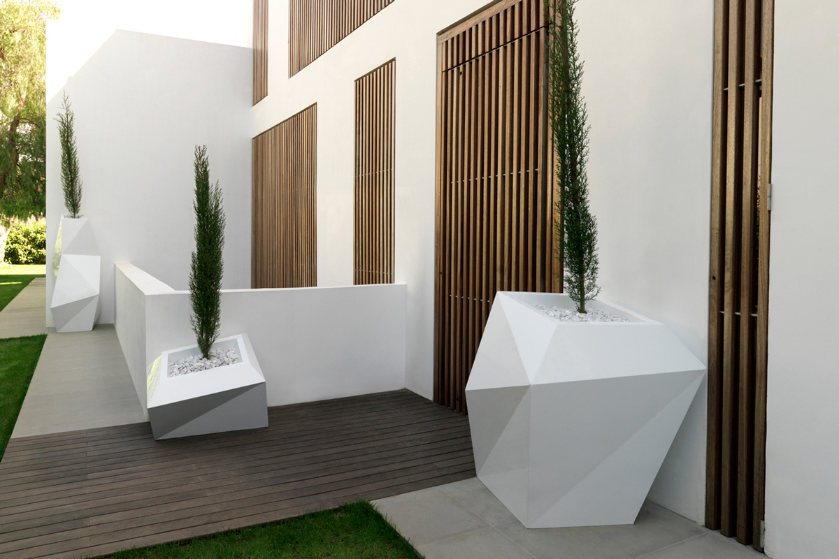 faz-planter-white-vondom-core-furniture-lifestyle-2