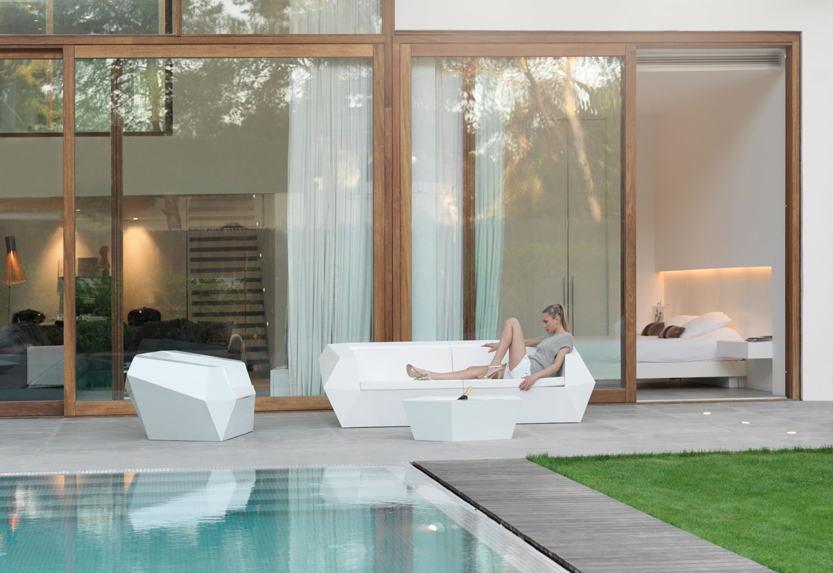 faz-side-table-vondom-core-furniture-lifestyle-1