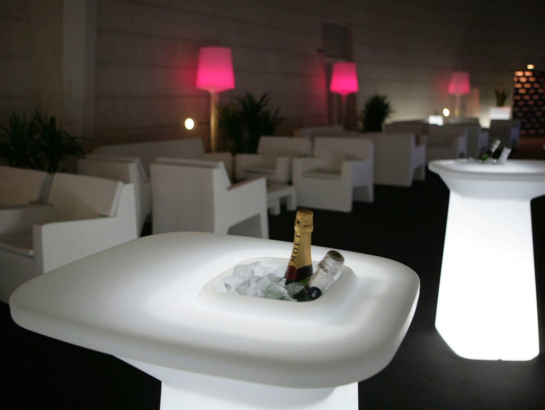 moma-table-vondom-core-furniture-lifestyle-1