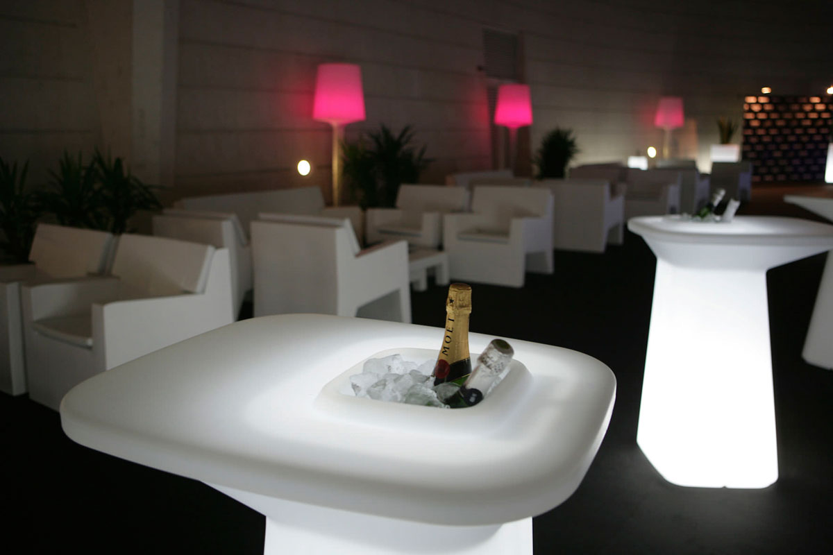 moma-table-vondom-core-furniture-lifestyle-1