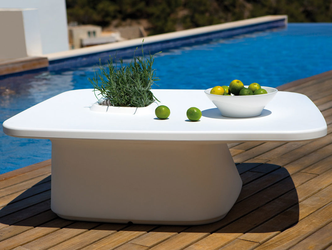 moma-table-vondom-core-furniture-lifestyle-1