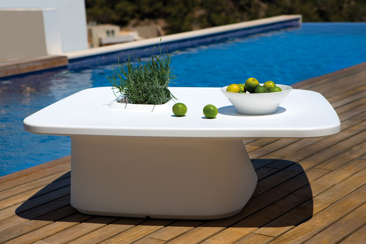 moma-table-vondom-core-furniture-lifestyle-1