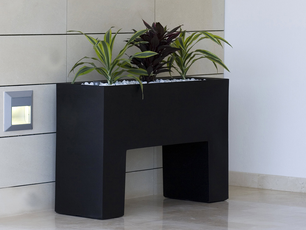 muro-planter-black-vondom-core-furniture-lifestyle-1