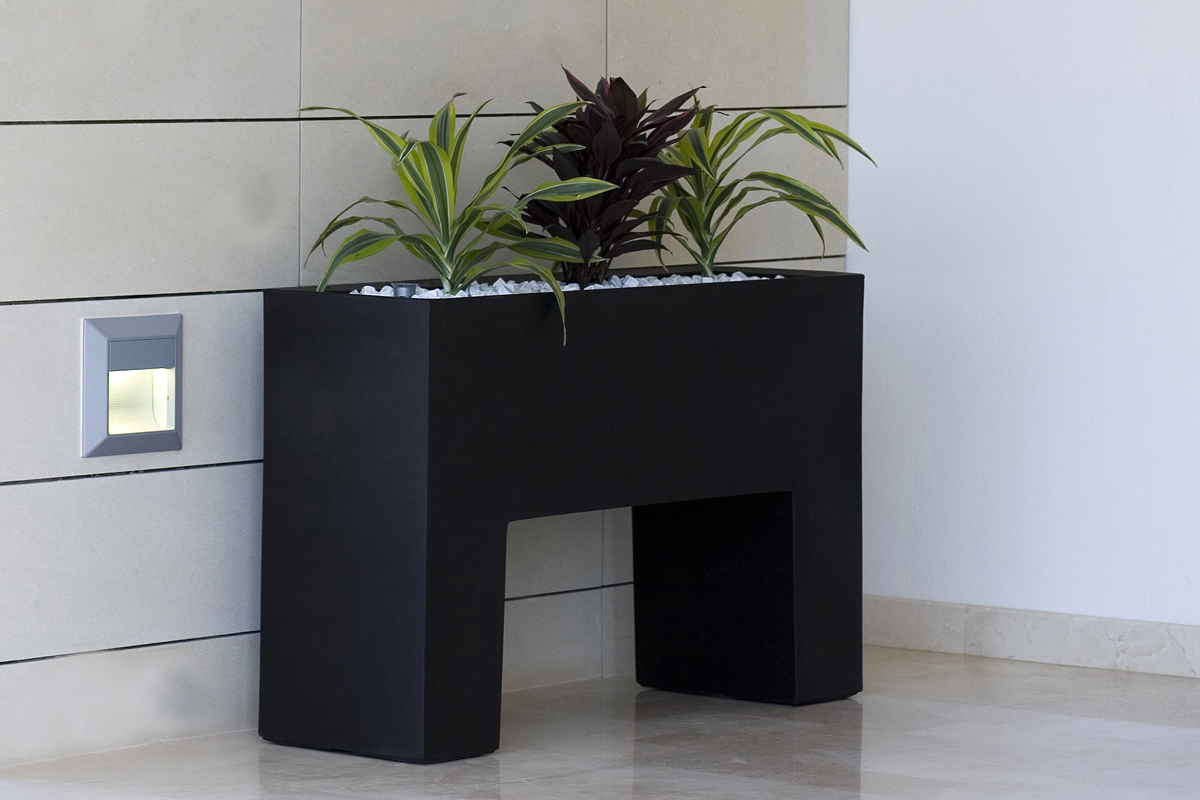 muro-planter-black-vondom-core-furniture-lifestyle-1