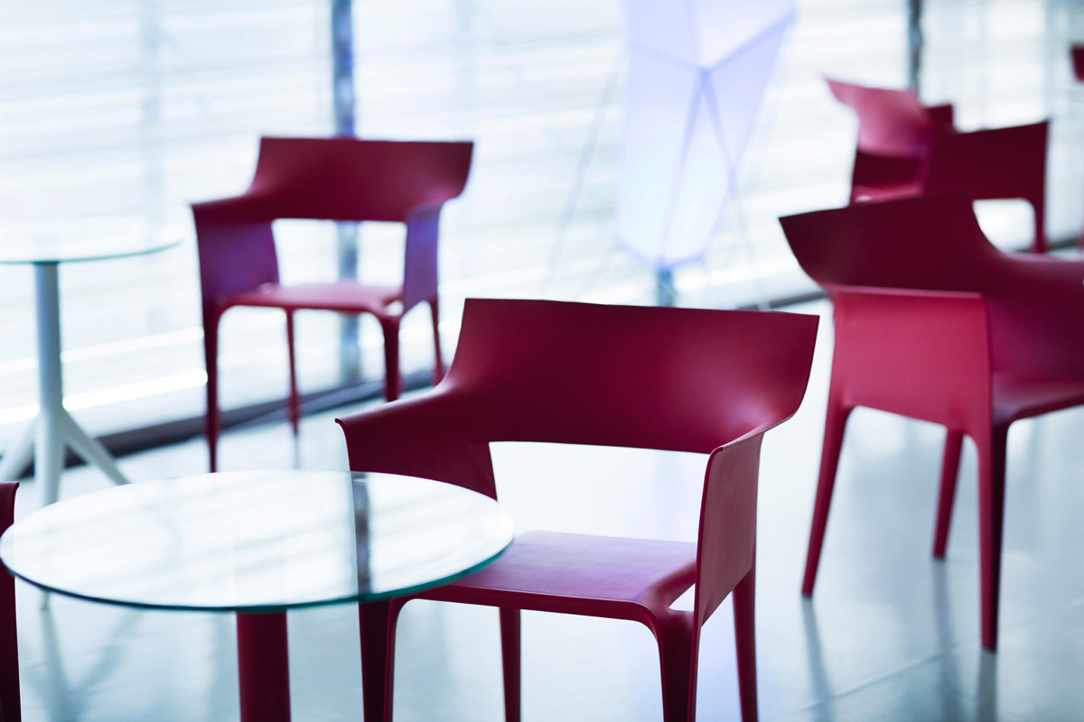 pedrera-dining-chair-red-vondom-core-furniture-lifestyle-3