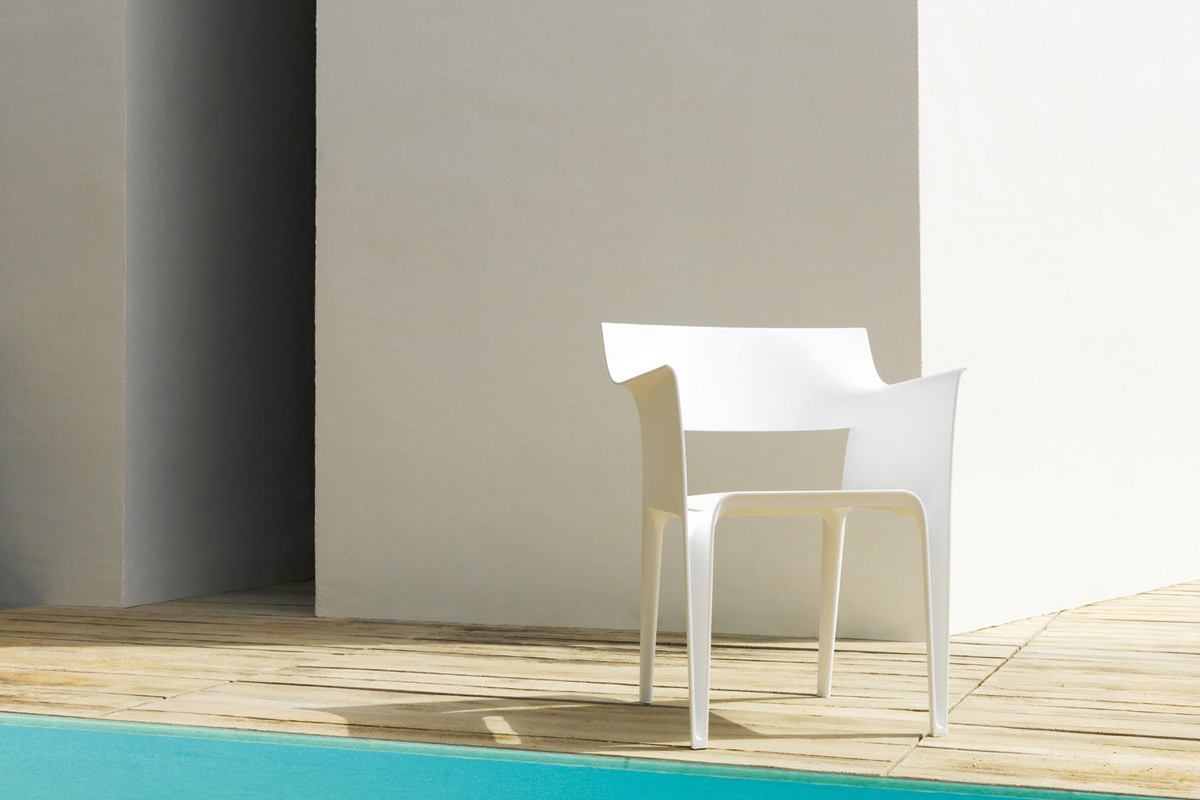pedrera-dining-chair-white-vondom-core-furniture-lifestyle-1