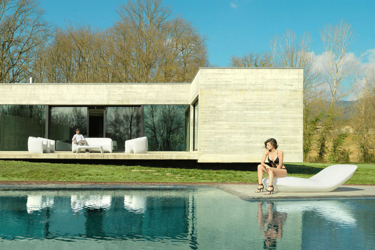 pillow-vondom-core-furniture-lifestyle-1