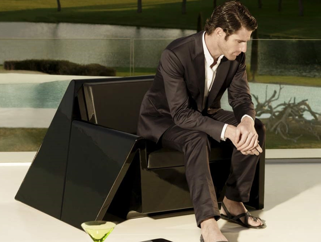 rest-armchair-black-vondom-core-furniture-lifestyle-1