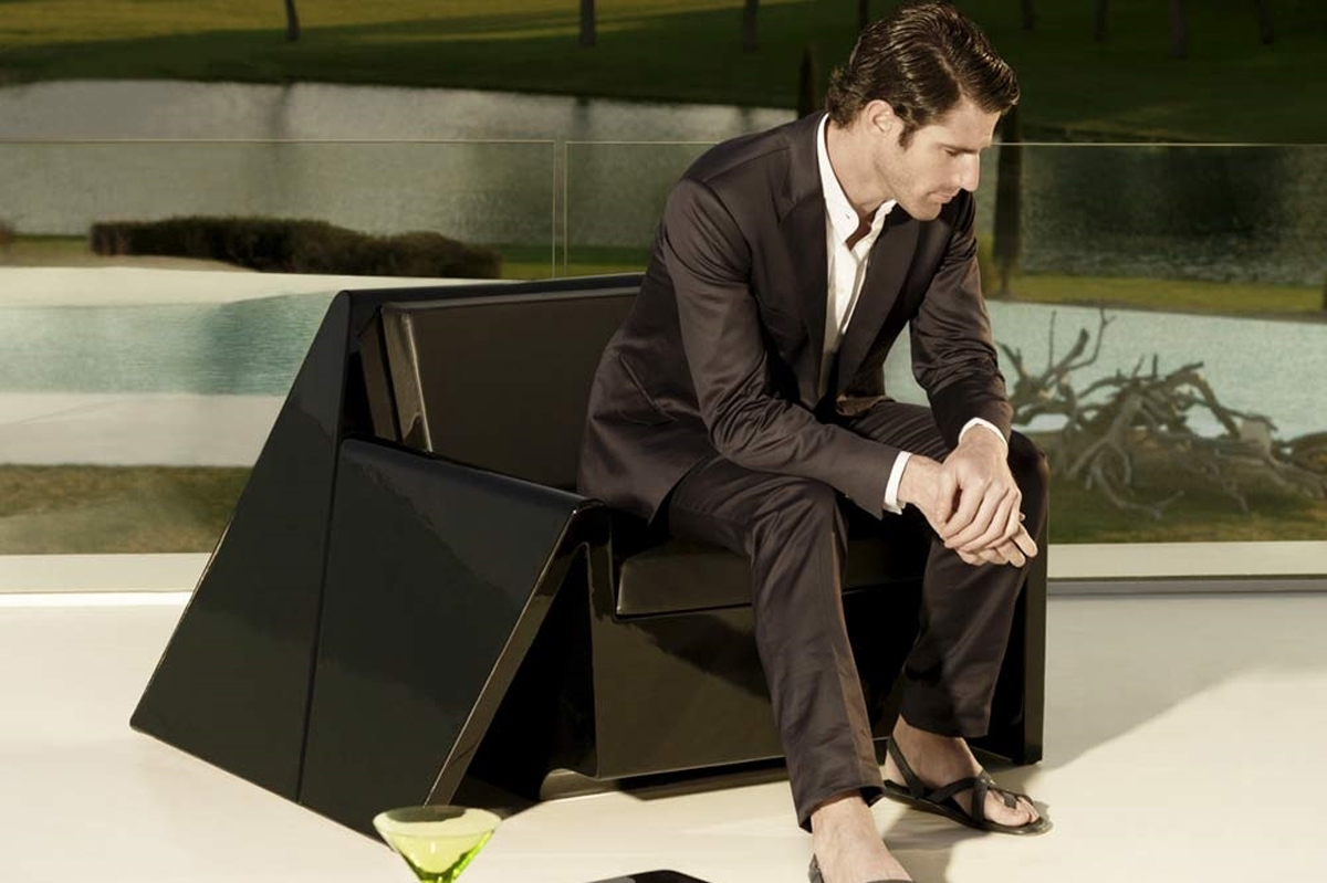 rest-armchair-black-vondom-core-furniture-lifestyle-1