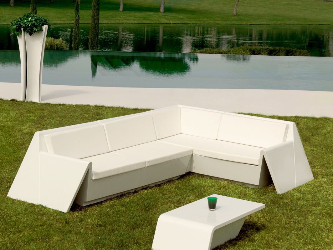 rest-sofa-white-vondom-core-furniture-lifestyle-1