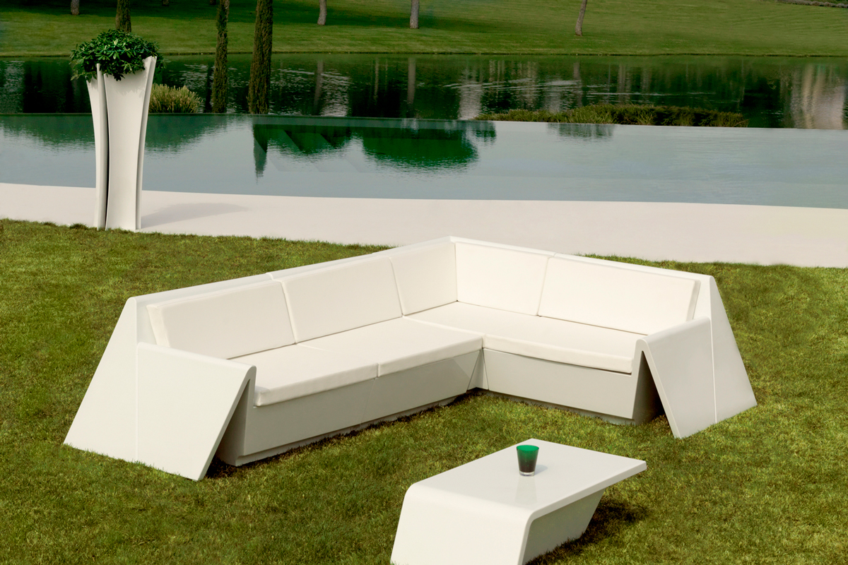 rest-sofa-white-vondom-core-furniture-lifestyle-1