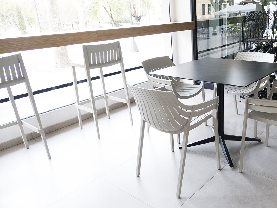 spritz-kitchen-stool-white-vondom-core-furniture-lifestyle-2