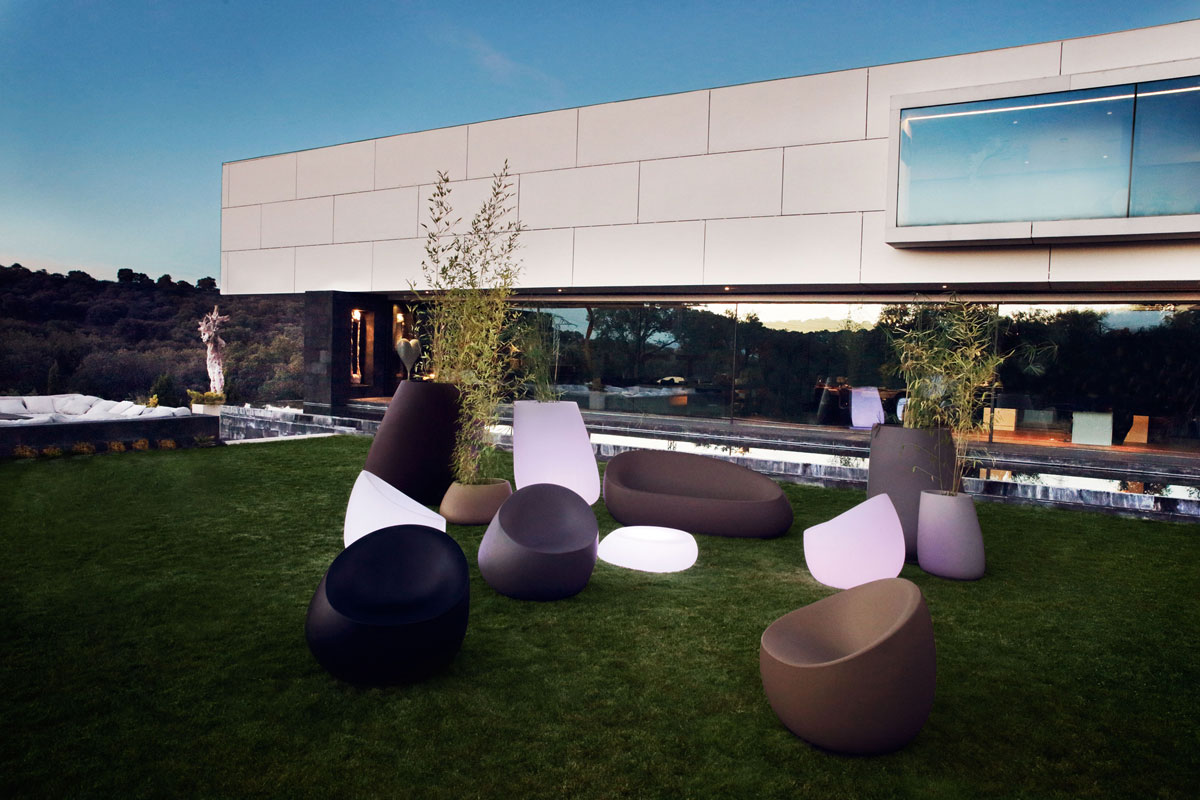 stone-table-vondom-core-furniture-lifestyle-2