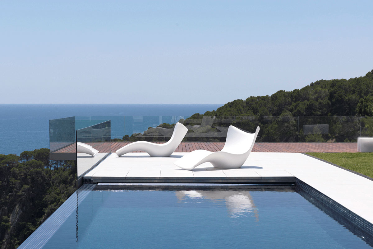 surfsunchaise-vondom-core-furniture-lifestyle-5