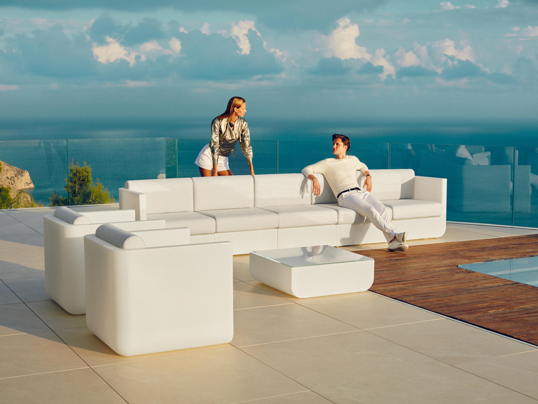 ulm-lounge-chair-vondom-core-furniture-lifestyle-1