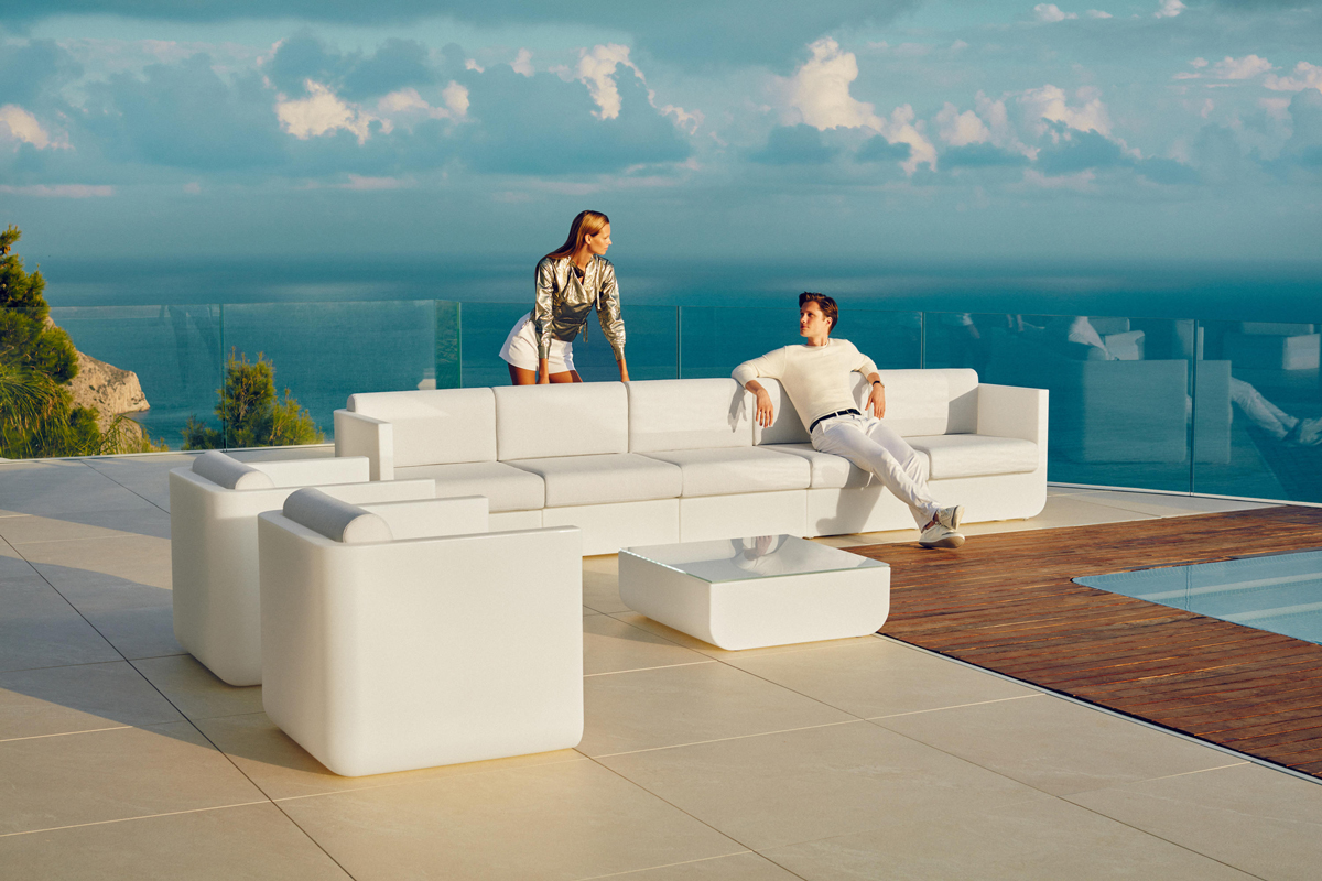 ulm-lounge-chair-vondom-core-furniture-lifestyle-1