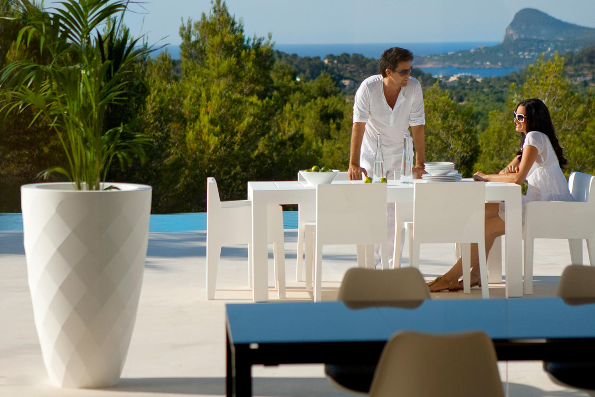 vases-high-planter-white-vondom-core-furniture-lifestyle-4