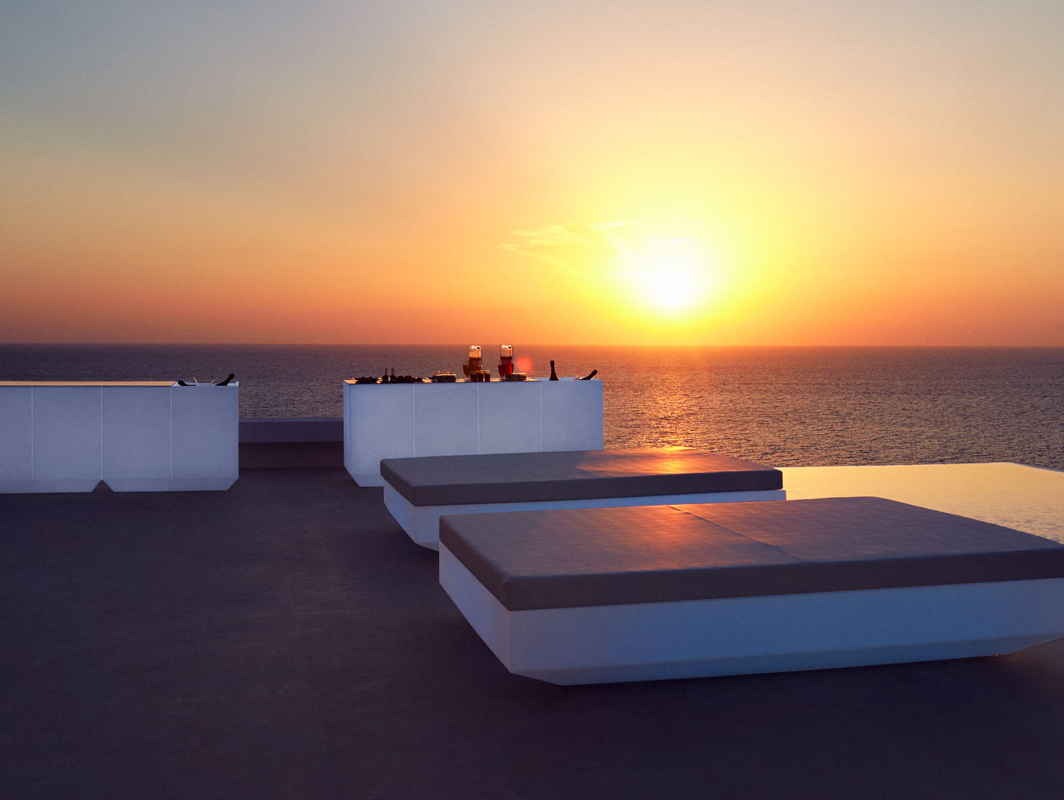 vela-basic-square-daybed-vondom-core-furniture-lifestyle-1