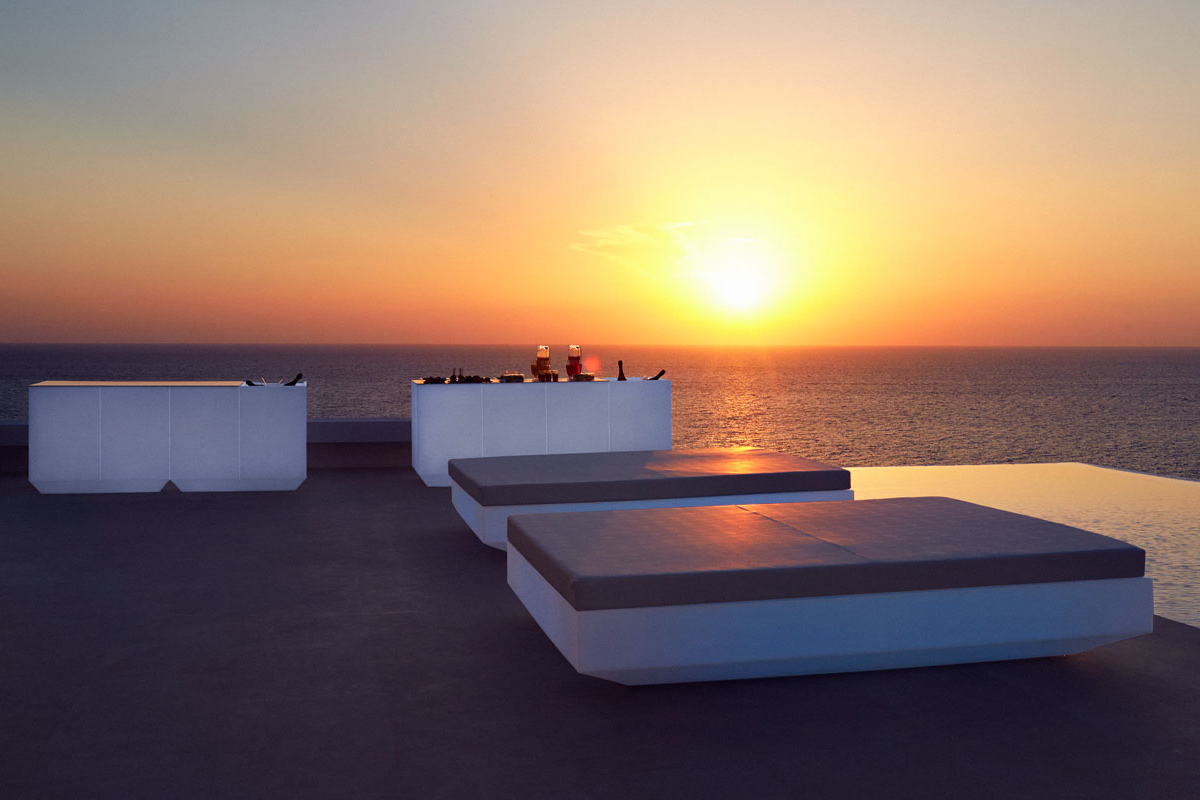 vela-basic-square-daybed-vondom-core-furniture-lifestyle-1