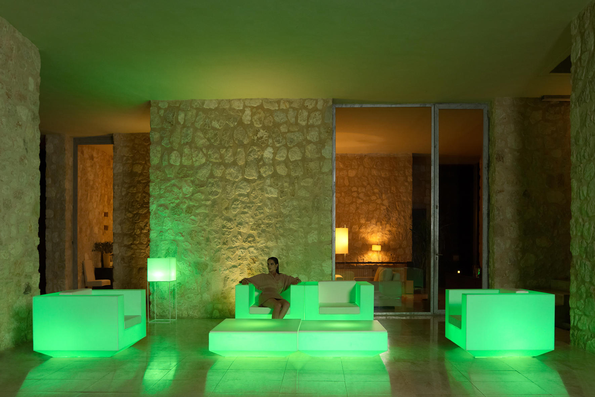 vela-coffee-table-vondom-core-furniture-lifestyle-3