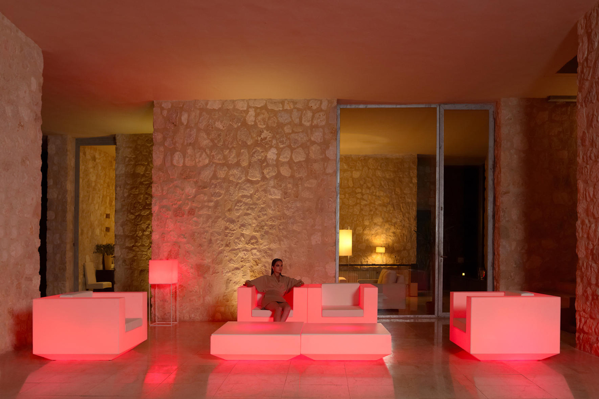 vela-coffee-table-vondom-core-furniture-lifestyle-4
