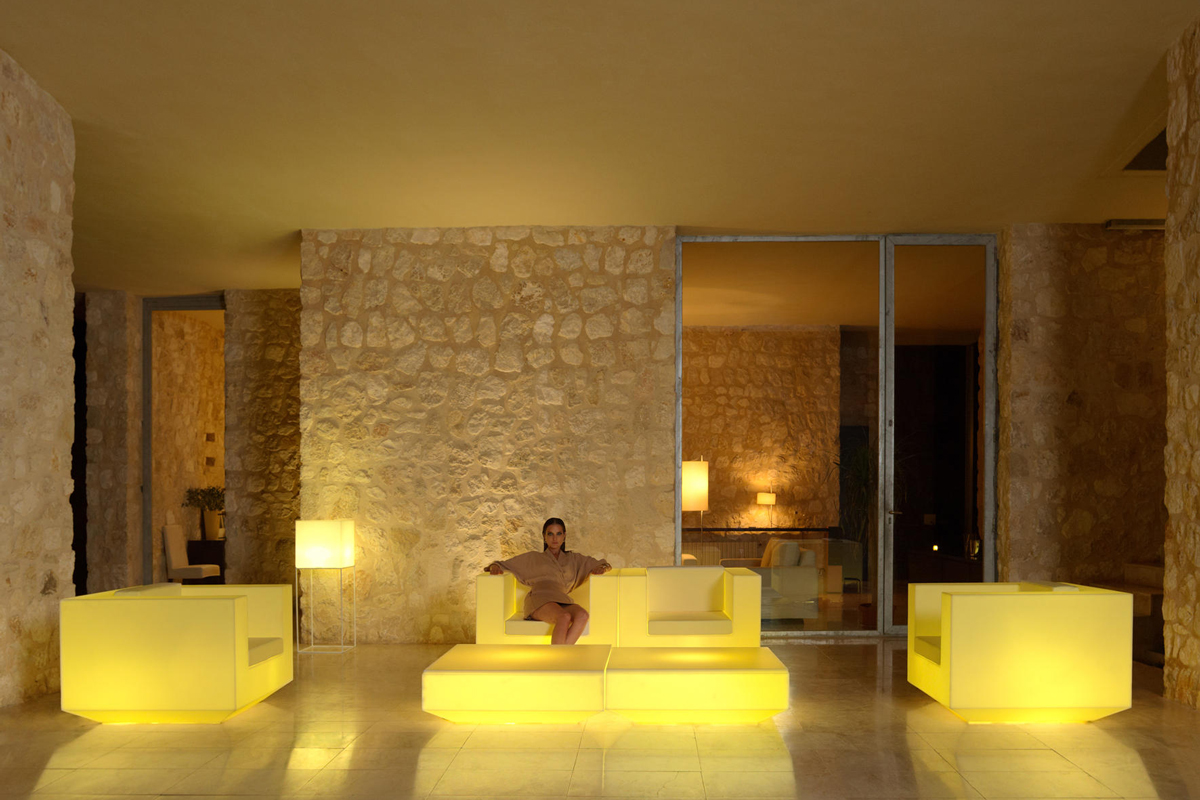 vela-coffee-table-vondom-core-furniture-lifestyle-5
