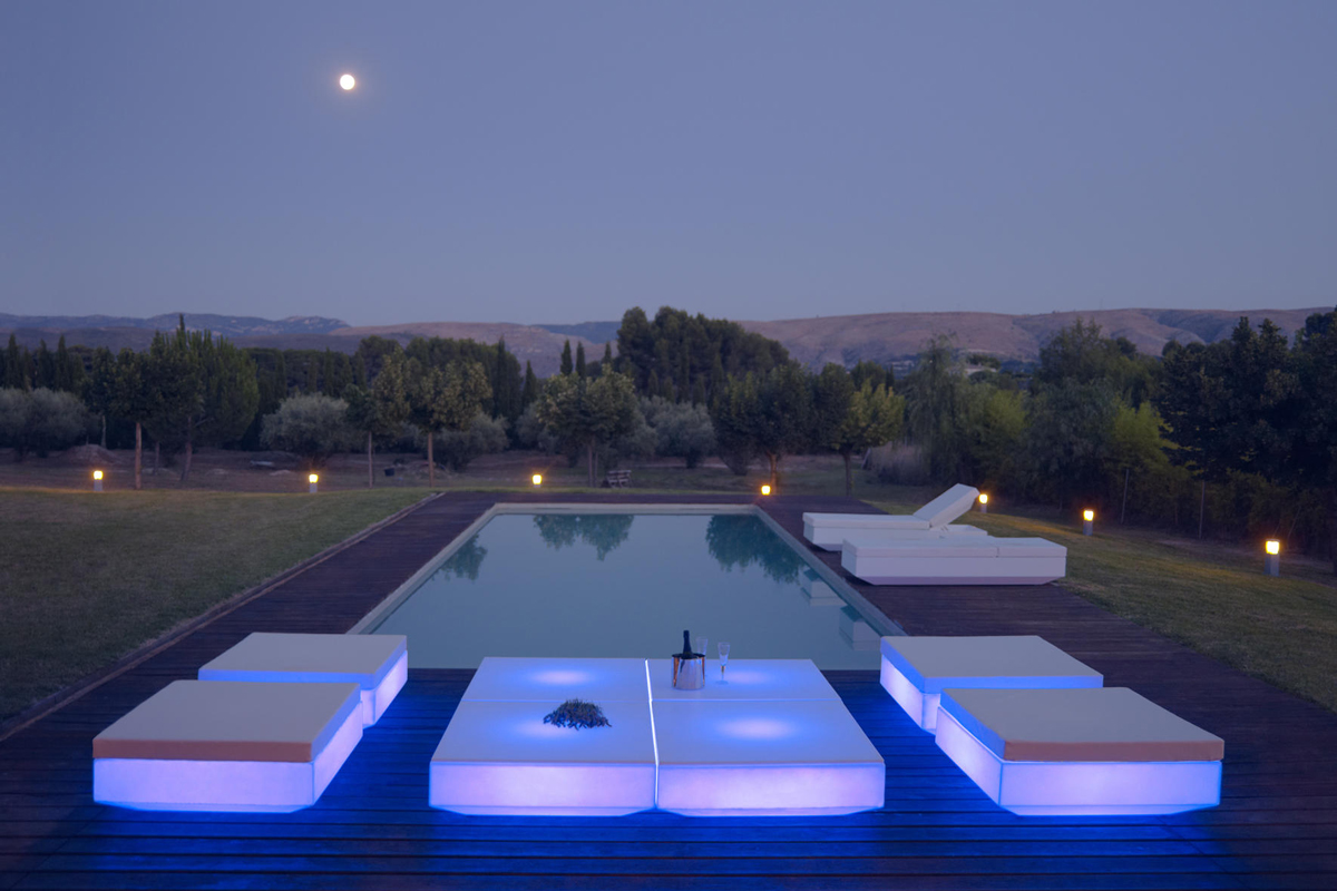 vela-coffee-table-vondom-core-furniture-lifestyle-6