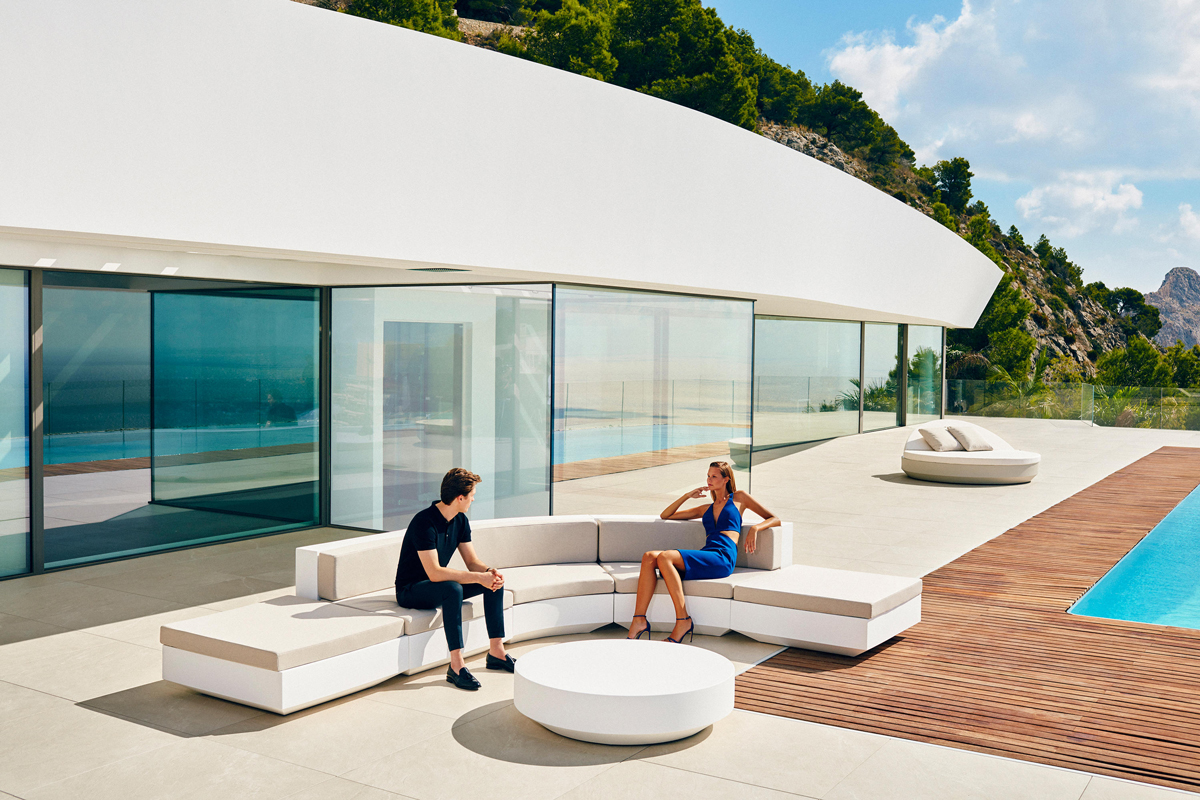 vela-daybed-vondom-core-furniture-lifestyle-1