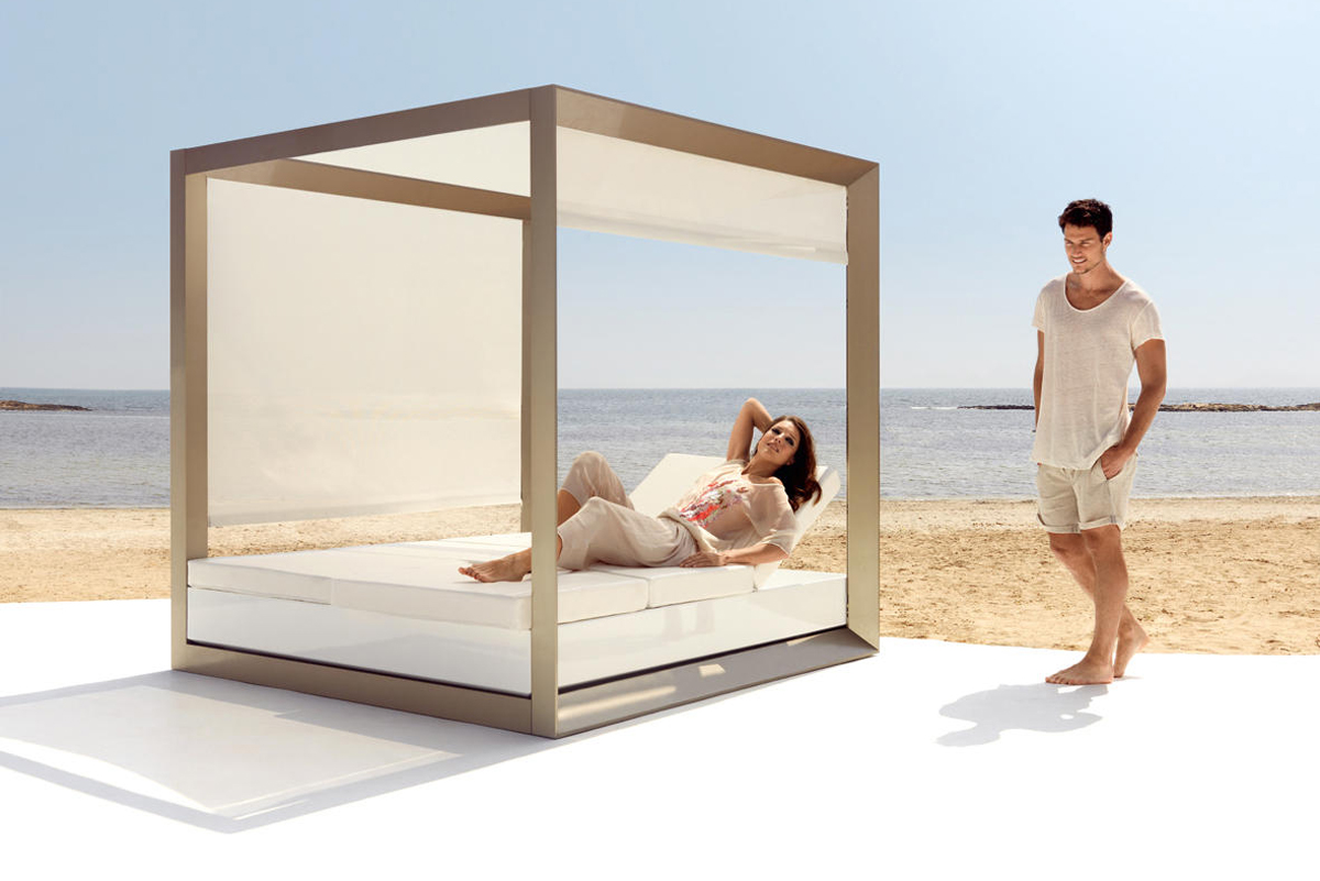 vela-daybed-vondom-core-furniture-lifestyle-1