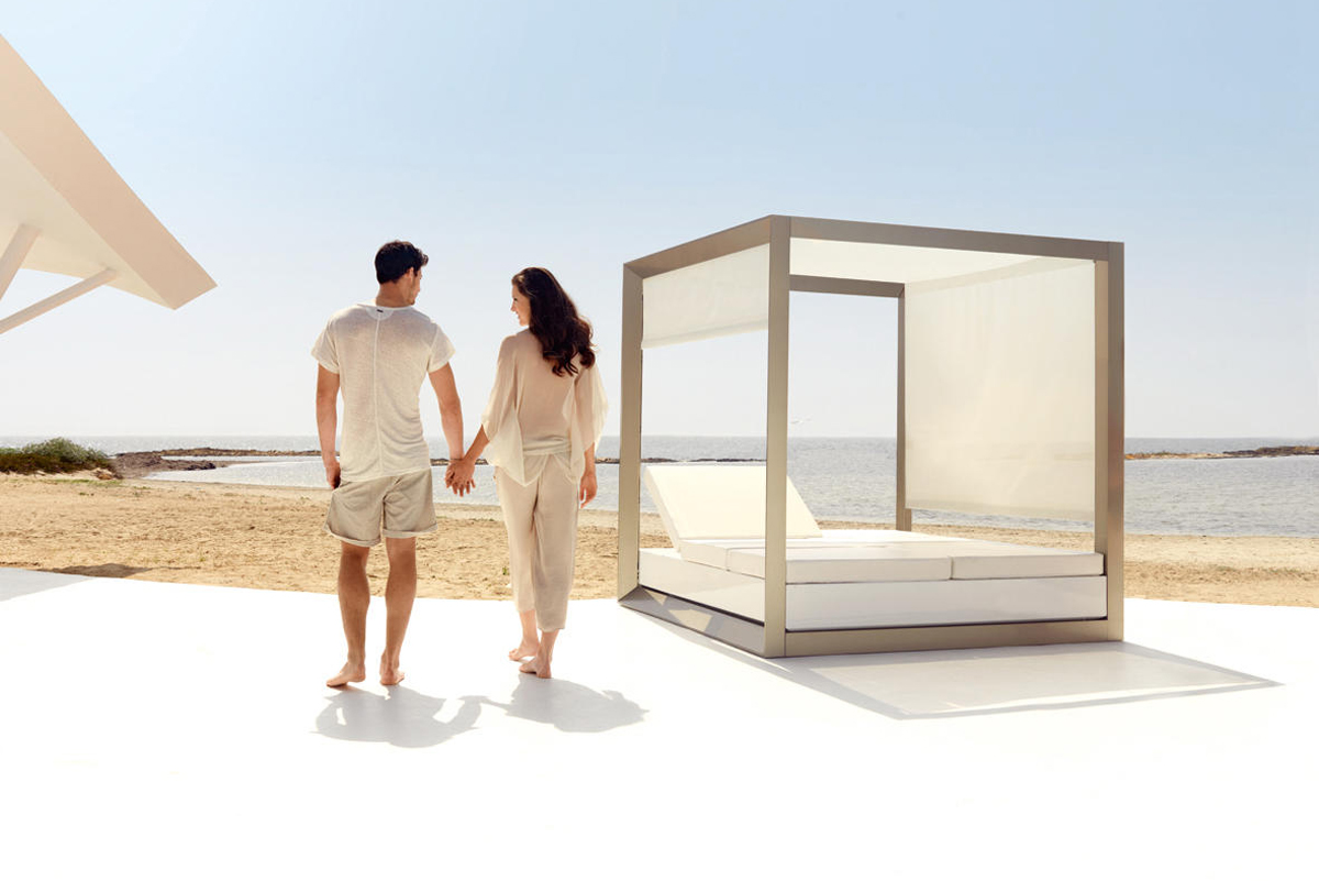 vela-daybed-vondom-core-furniture-lifestyle-2