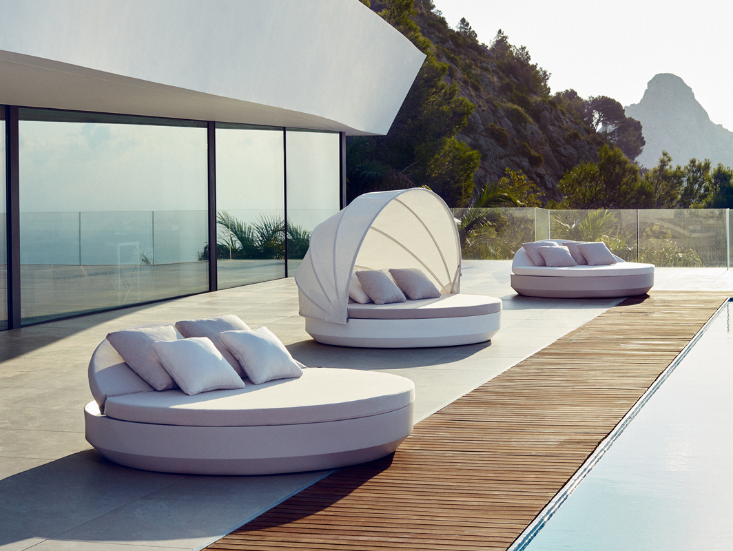 vela-daybed-vondom-core-furniture-lifestyle-3