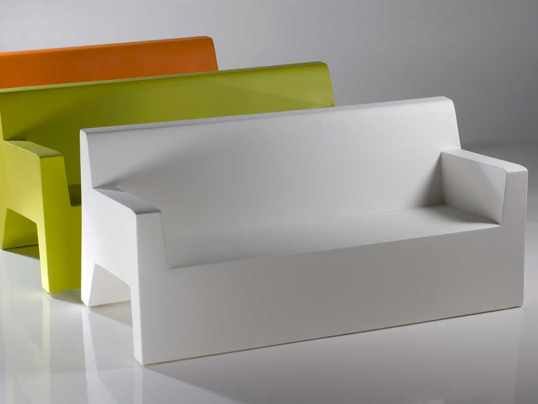 jut-sofa-blanco-vondom-outdoor-occasional-chairs-core-furniture-lifestyle-2