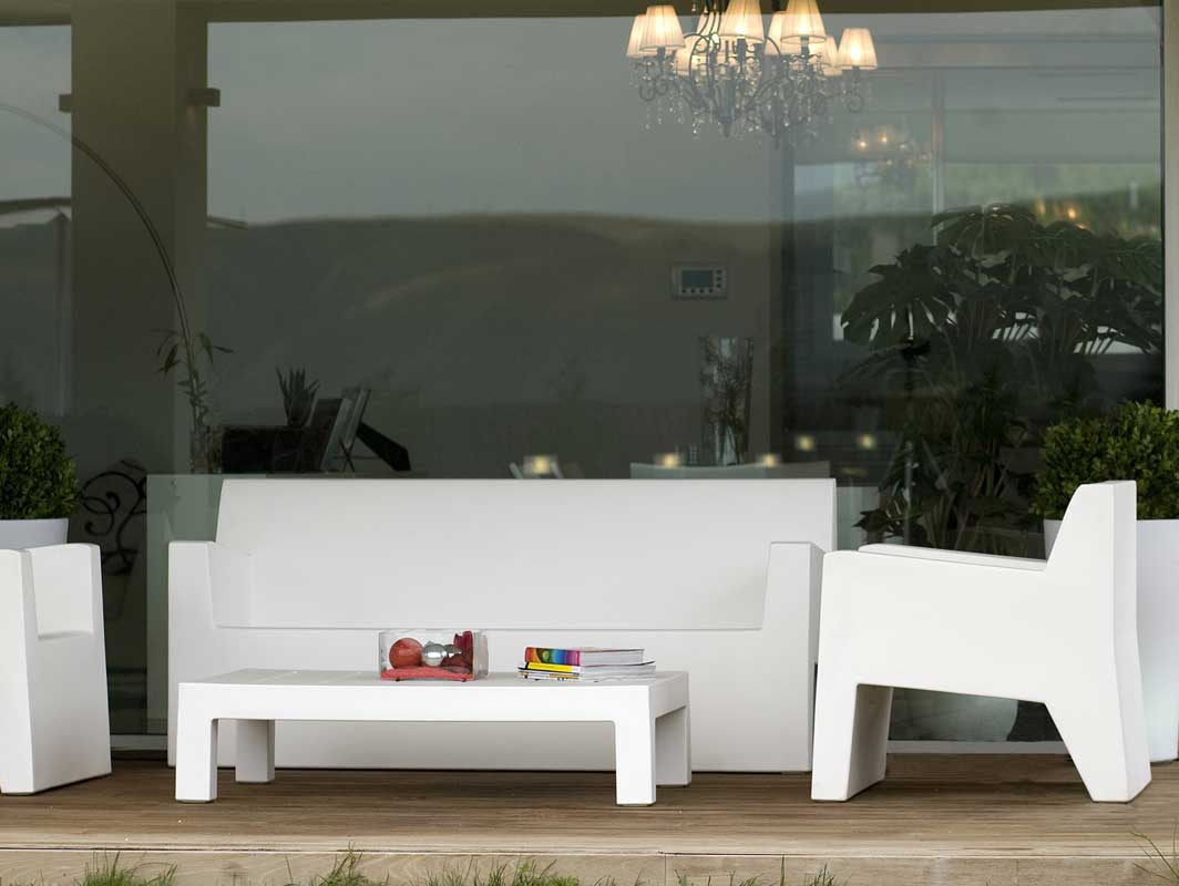 jut-sofa-blanco-vondom-outdoor-occasional-chairs-core-furniture-lifestyle-3
