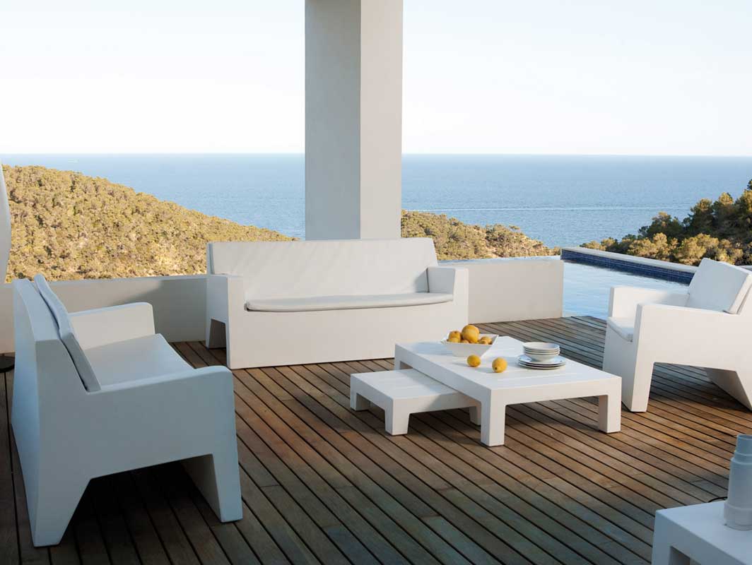 jut-sofa-blanco-vondom-outdoor-occasional-chairs-core-furniture-lifestyle-4