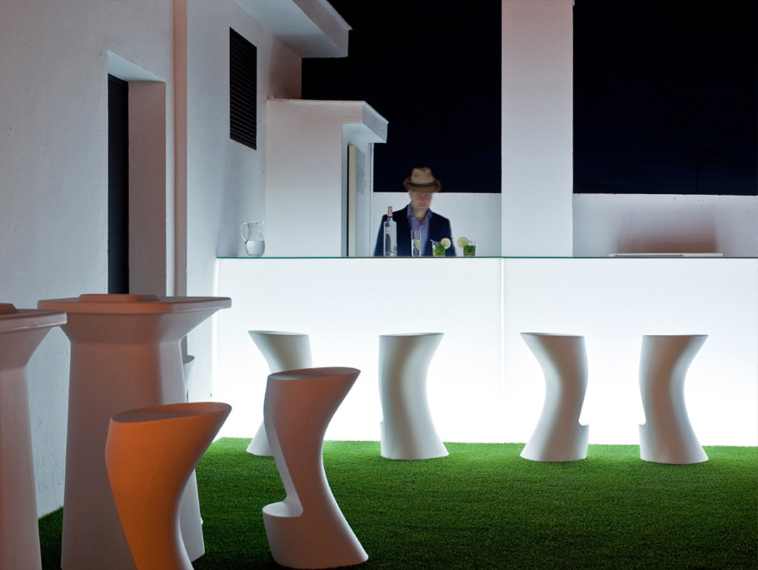 moma-vondom-outdoor-bar-stool-core-furniture-lifestyle-4