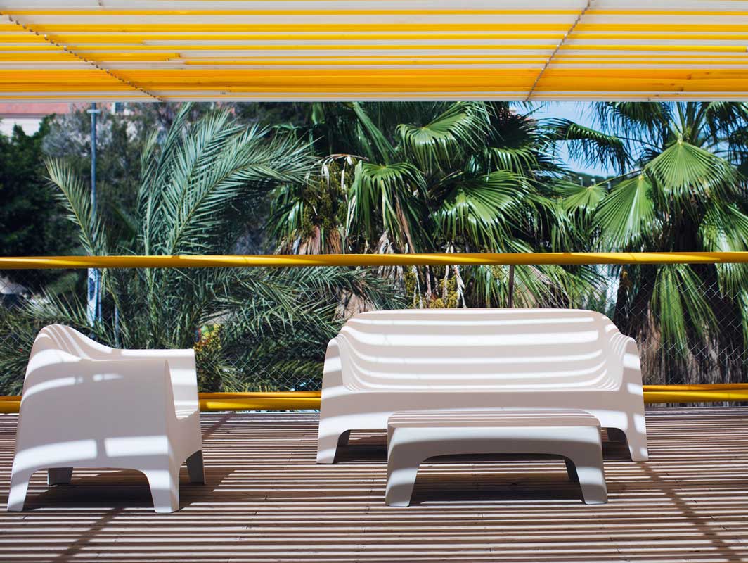 solid-vondom-occasional-chair-sofa-core-furniture-lifestyle-2