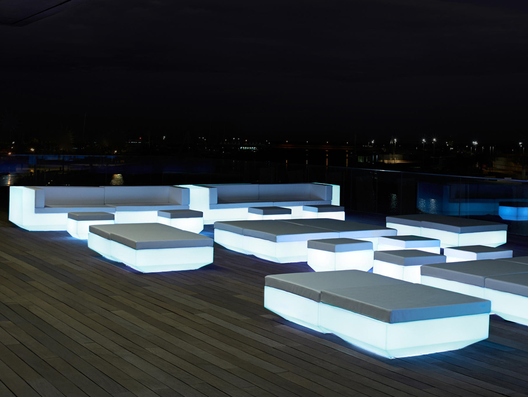 vela-center-deep-sofa-vondom-core-furniture-lifestyle-1