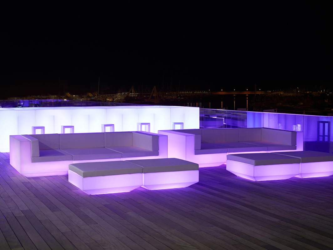 vela-center-deep-sofa-vondom-core-furniture-lifestyle-2