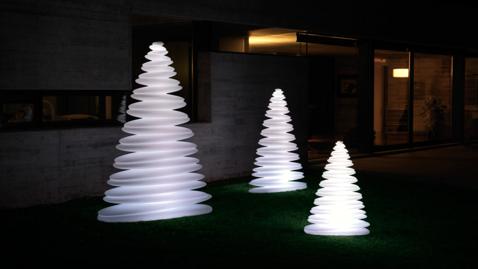 chrismy-outdoor-lamp-vondom-core-furniture-lifestyle-1