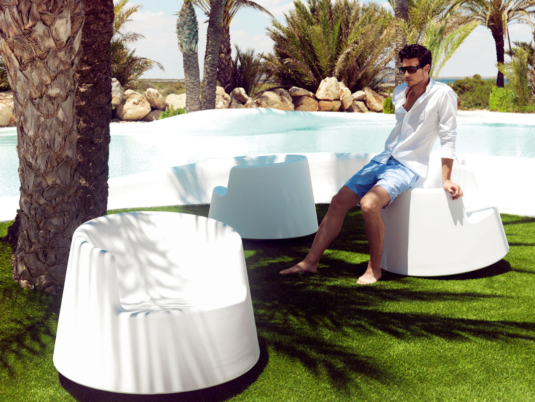 roulette-rocking-chair-vondom-core-furniture-lifestyle-3