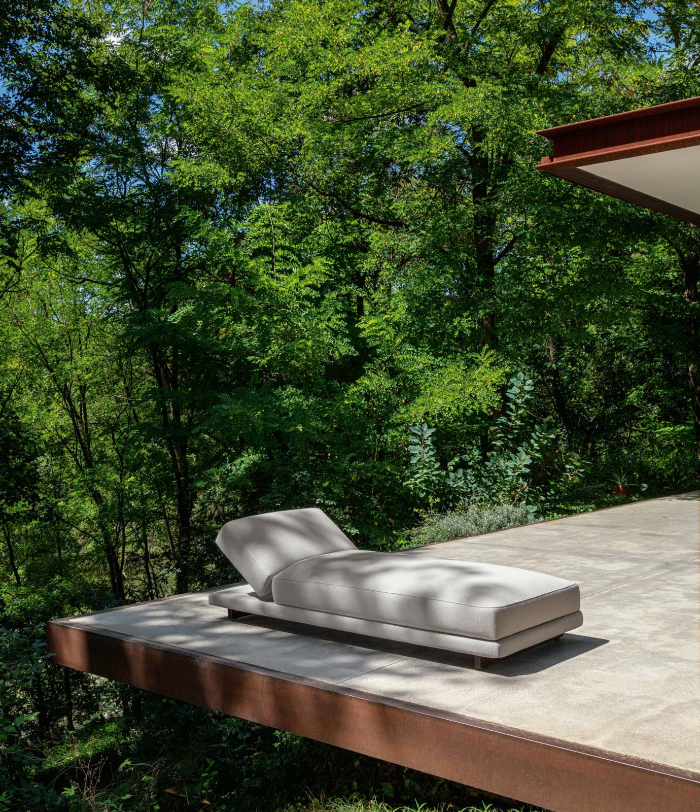 talenti_argo_sunbed_lifestyle_3_corefurniture